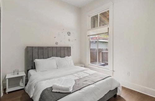 Herron Morton Casa | Historic Charming 2Story 10BR House - Sleep 20