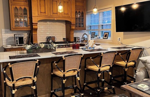 Cleveland Cabaña | Historic Cleveland Heights Carriage House!