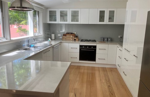 Warburton Cabaña | Historic Cottage 4 Riverside Dve. Pet friendly, flat fenced yard on the River.