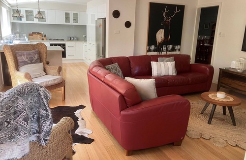 Warburton Cabaña | Historic Cottage 4 Riverside Dve. Pet friendly, flat fenced yard on the River.