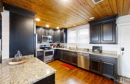 Leipers Fork Cabaña | Historic cottage in rural Beverly Hills, TN with fireplace & countryside views