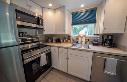 Old Southwest Cabaña | Historic Carriage House in Old Southwest - Downtown - Safe - Cozy
