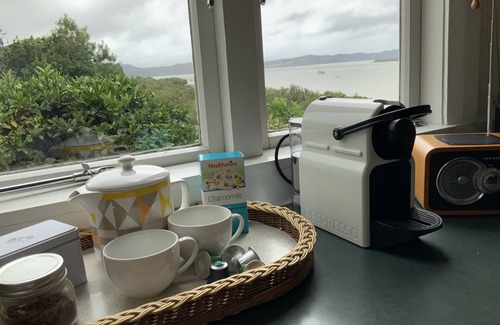 Kohukohu Casa | Historic cottage with harbour views