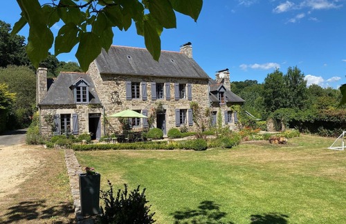 Belle-Isle-en-Terre Casa | Historic country house on the river. Pink granite coast excursion destination