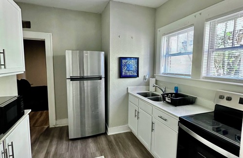 Urban Core Apartamento | Historic & Cozy 2BR w/TVs, Kitchen & Laundry