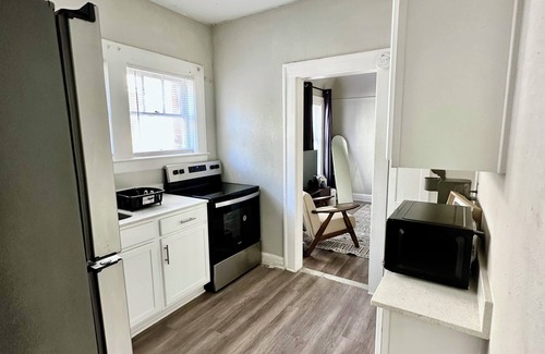 Urban Core Apartamento | Historic & Cozy 2BR w/TVs, Kitchen & Laundry