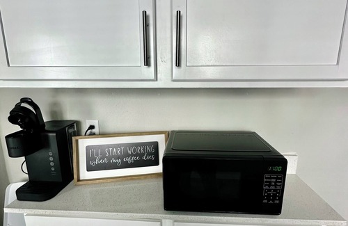 Urban Core Apartamento | Historic & Cozy 2BR w/TVs, Kitchen & Laundry