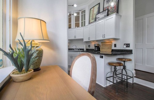Eastside Apartamento | Historic District 2/2 | Center of Town!