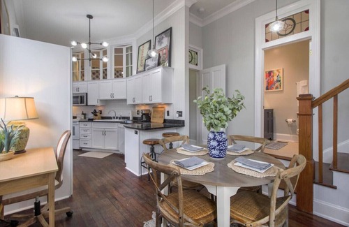 Eastside Apartamento | Historic District 2/2 | Center of Town!