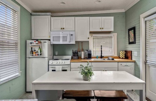 Historic Downtown Savannah Cabaña | Historic District + Hot Tub + Walk to Forsyth Park