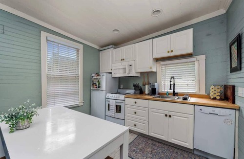 Historic Downtown Savannah Cabaña | Historic District + Hot Tub + Walk to Forsyth Park