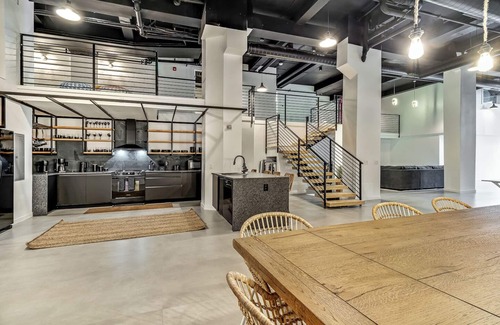 Center City East Apartamento | Historic District Loft! Garage Parking! Sleeps 13