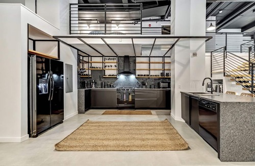 Center City East Apartamento | Historic District Loft! Garage Parking! Sleeps 13