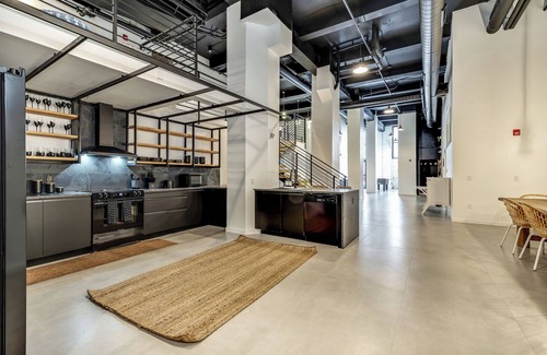 Center City East Apartamento | Historic District Loft! Garage Parking! Sleeps 13