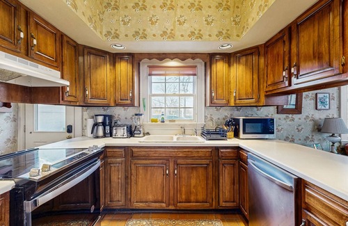 Salisbury Casa | Historic dog-friendly home with a grassy yard, deck, washer/dryer, & central AC