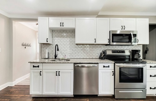 Southport Cabaña | Historic dog-friendly renovated cottage with streaming, patio, W/D, & AC