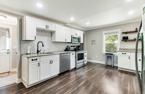 Southport Cabaña | Historic dog-friendly renovated cottage with streaming, patio, W/D, & AC