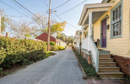Beach Institute Apartamento | HISTORIC DOWNTOWN KING BED COTTAGE- PARKING and PATIO
