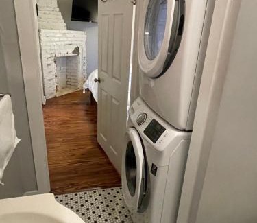 Beach Institute Apartamento | HISTORIC DOWNTOWN KING BED COTTAGE- PARKING and PATIO