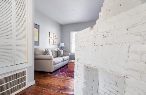 Beach Institute Apartamento | HISTORIC DOWNTOWN KING BED COTTAGE- PARKING and PATIO
