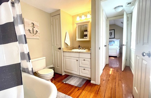 Leesburg's Old and Historic District Casa | Historic Downtown Leesburg, VA. Park your car and walk to everything!!