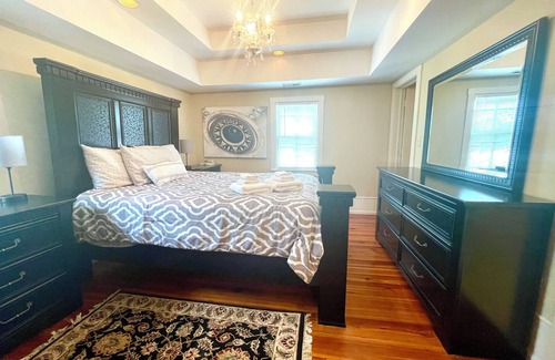 Leesburg's Old and Historic District Casa | Historic Downtown Leesburg, VA. Park your car and walk to everything!!