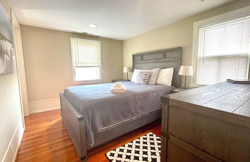 Leesburg's Old and Historic District Casa | Historic Downtown Leesburg, VA. Park your car and walk to everything!!