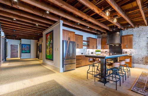 Morganton Apartamento | ¡Loft moderno renovado en Dowtown Morganton con el encanto original de 1900!