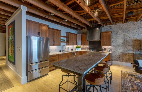 Morganton Apartamento | ¡Loft moderno renovado en Dowtown Morganton con el encanto original de 1900!