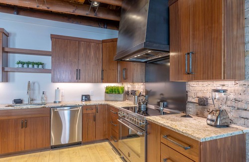 Morganton Apartamento | ¡Loft moderno renovado en Dowtown Morganton con el encanto original de 1900!