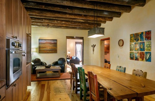 Historic Eastside Casa | Casa De Colores: camine hasta la Plaza y galerías de arte en Canyon Rd