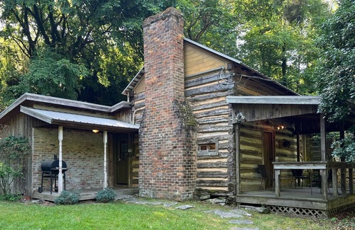 Johnson City Cabina | Historic Eclectic Cabin Near the Trophy Section of the Watauga River