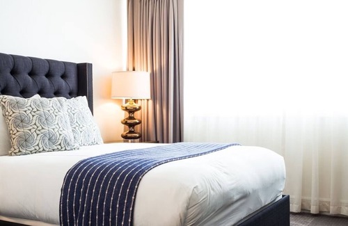 West Campus Hotel | Historic Elegance Meets Modern Comfort – Enjoy On-Site Dining & Bar