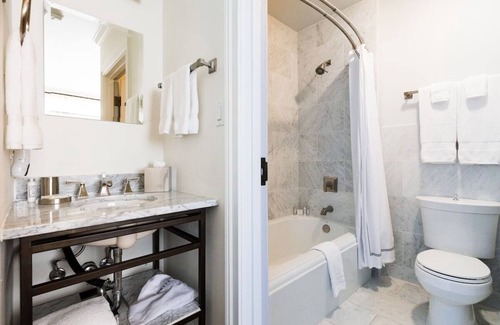 West Campus Hotel | Historic Elegance Meets Modern Comfort – Enjoy On-Site Dining & Bar