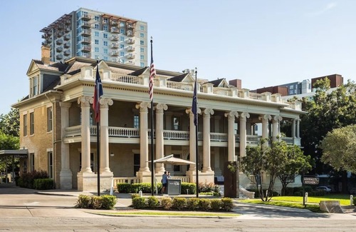 West Campus Hotel | Historic Elegance Meets Modern Comfort – Enjoy On-Site Dining & Bar