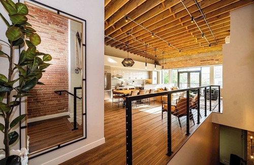 Ogden Apartamento | Historic Elegance with Balcony Downtown View