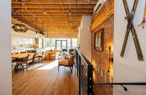 Ogden Apartamento | Historic Elegance with Balcony Downtown View