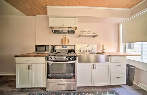 Erie Apartamento | Historic Family Home 2 Mi to Lake Erie & Zoo!