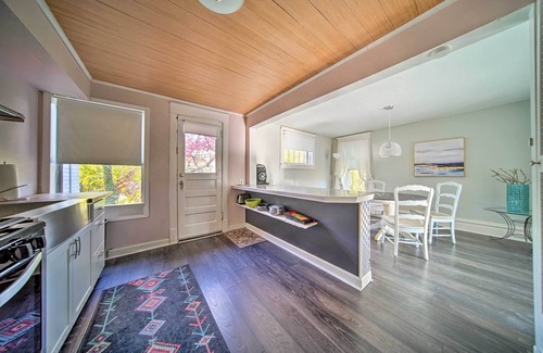 Erie Apartamento | Historic Family Home 2 Mi to Lake Erie & Zoo!