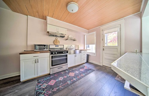 Erie Casa | Historic Family Home 2 Mi to Lake Erie & Zoo!