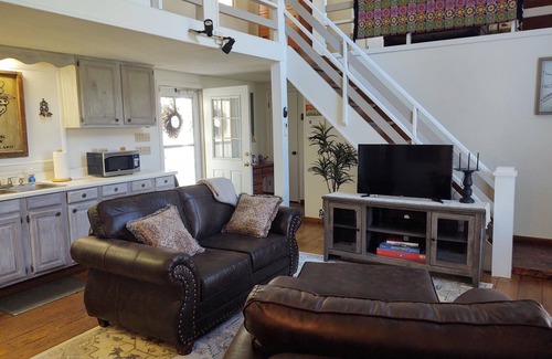 Rutherfordton Otro | Historic Farmhouse Guest Quarters