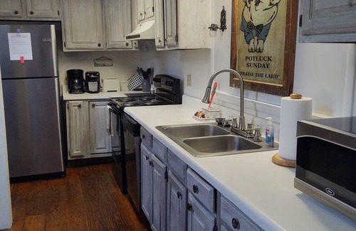 Rutherfordton Otro | Historic Farmhouse Guest Quarters