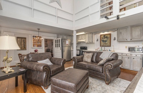 Rutherfordton Otro | Historic Farmhouse Guest Quarters