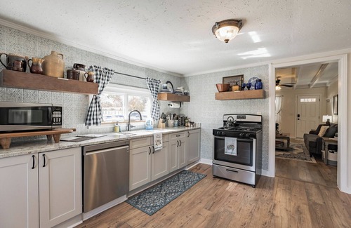 Cheatham County Otro | Historic Farmhouse w Pond/Firepit/porch swing/Horses near Nashville