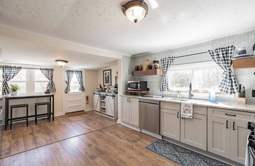 Cheatham County Otro | Historic Farmhouse w Pond/Firepit/porch swing/Horses near Nashville