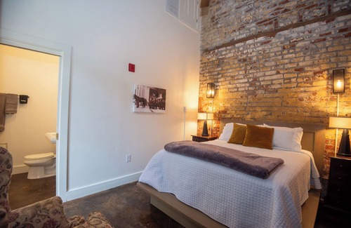 Bywater Cama Y Desayuno | Engine 24 Firehouse Courtyard Room 4