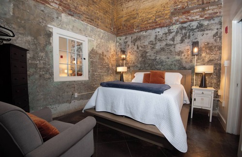 Bywater Cama Y Desayuno | Engine 24 Firehouse Courtyard Room 5