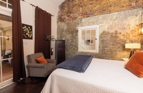 Bywater Cama Y Desayuno | Engine 24 Firehouse Courtyard Room 5