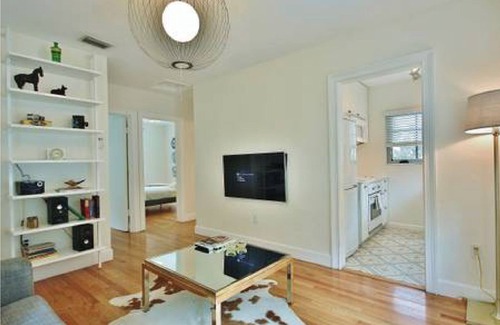 Northeast Miami Apartamento | Historic Garden Villa-Stand alone 2 BR cottage apartment. Modern period charm.