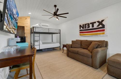 New Braunfels Casa | Historic Gem near Schlitterbahn